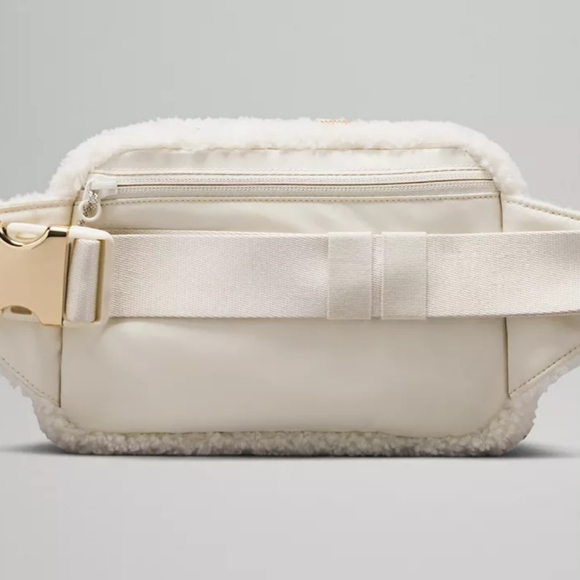 LULULEMON SOFT FLEECE Belt Bag Crossbody Gold Logo Inside Net & Pocket CHIC NWOT - Picture 3 of 8